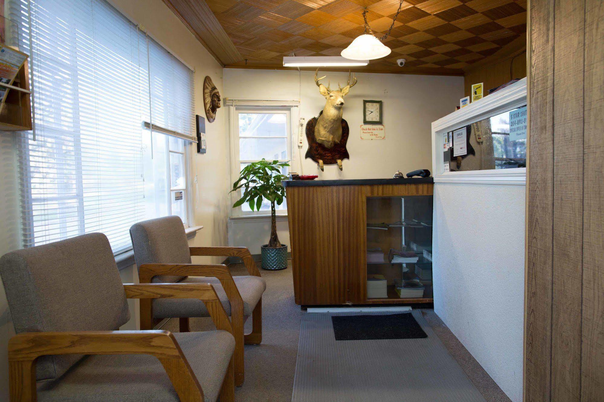 Yellow Quill Motel Portage la Prairie Exterior photo
