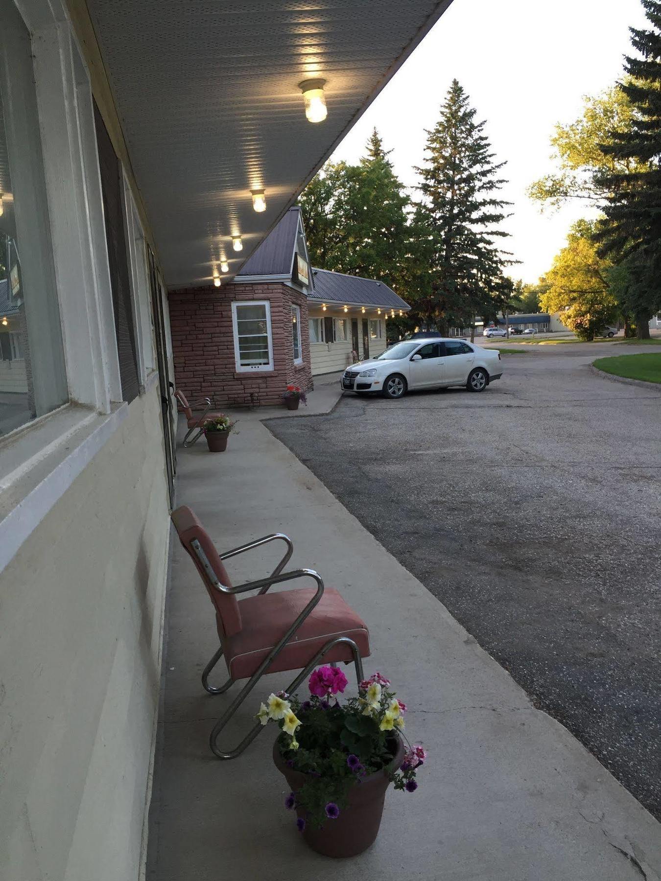 Yellow Quill Motel Portage la Prairie Exterior photo