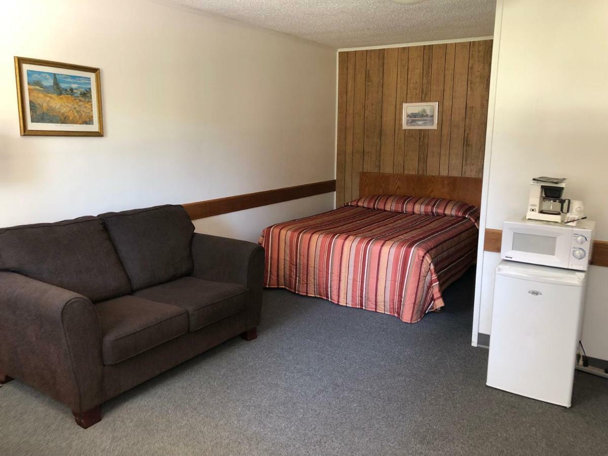 Yellow Quill Motel Portage la Prairie Exterior photo